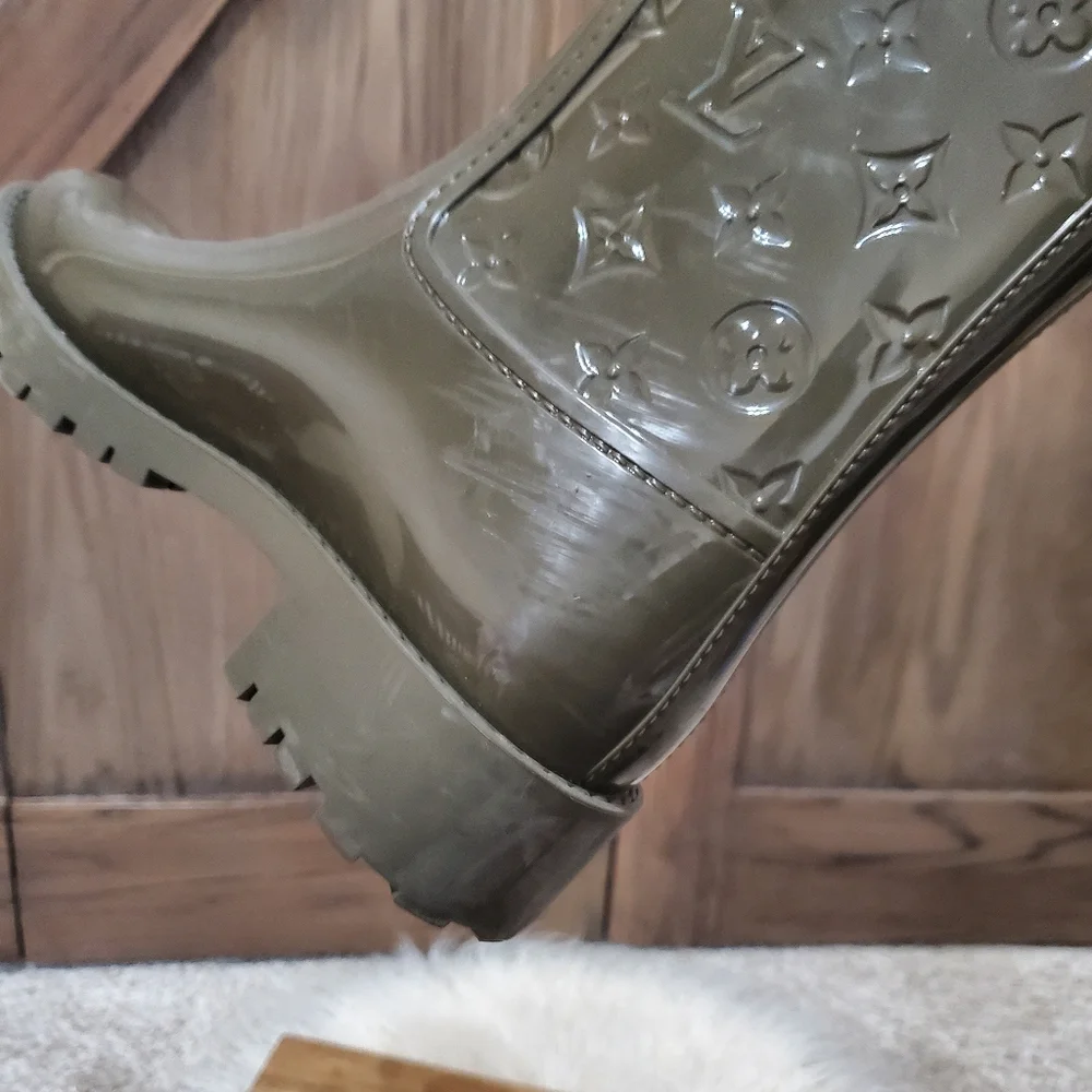 Louis Vuitton Green Winter Rain Boots with Iconic Monogram - Picture 2 of 5
